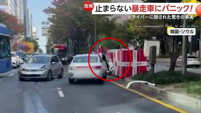 バイクを狙うかのように追突する車