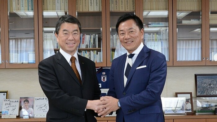 県議の公式HPより 村上智行氏(画面右)