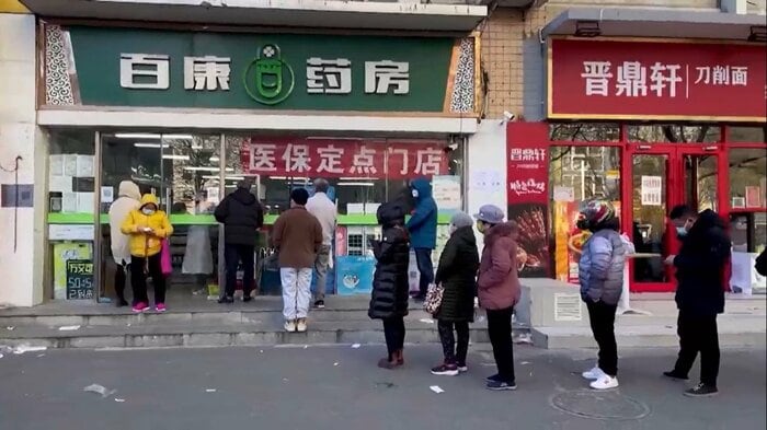 「ゼロコロナ」緩和で薬局前には解熱剤を求める長蛇の列(中国・上海市)