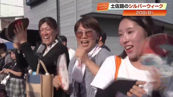 観客も踊り子と一体で盛り上がる