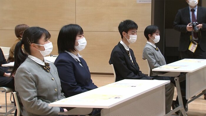 大槌町の文化交流センターで開かれた式典に出席した中高生4人