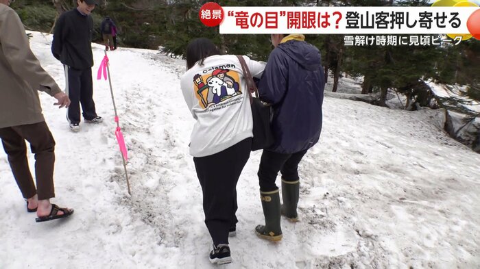 雪道に大苦戦する人々が続出していた