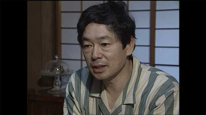 パジャマでインタビューに答える河野さん