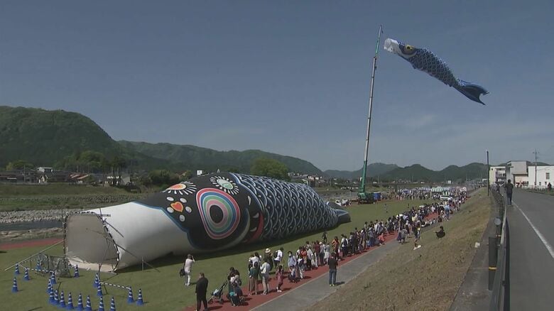 「食べられた気分」日本童話祭で名物「ジャンボこいのぼり」くぐり抜け　大分県玖珠町｜FNNプライムオンライン