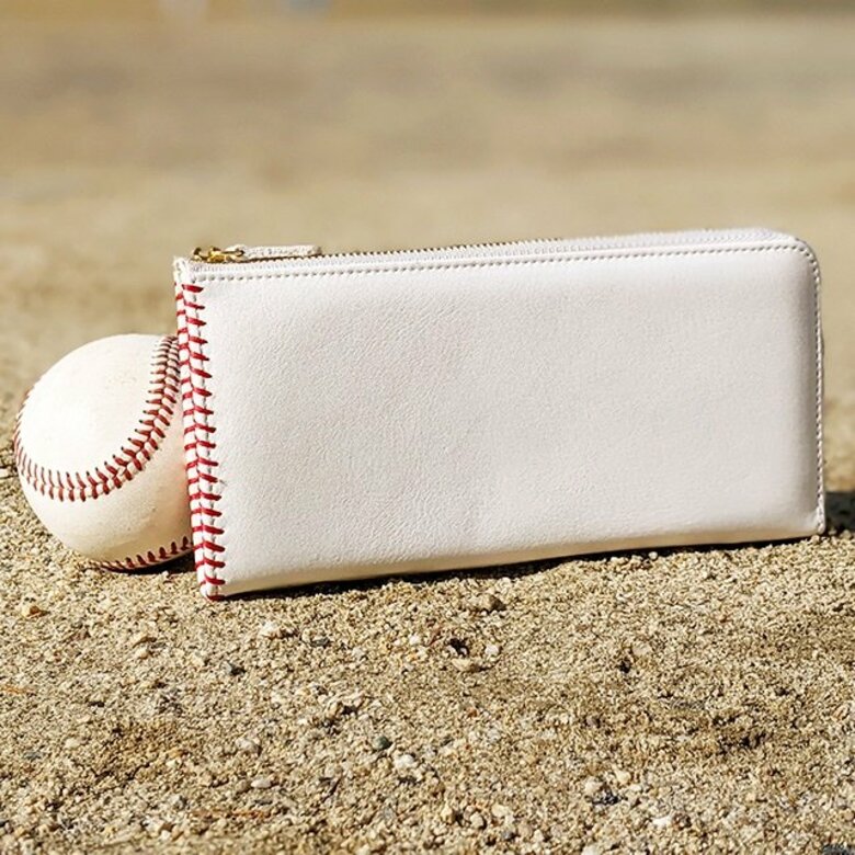 “野球ボール”の革がそのまま財布に? 最初は売れずデザイン変更で売り上げ10倍! 今後の展開を聞いた｜FNNプライムオンライン