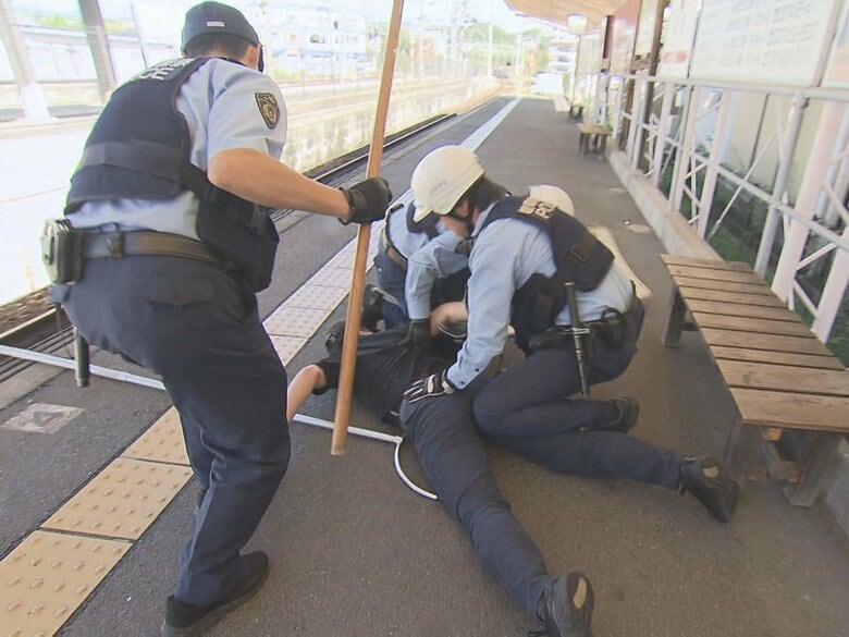 “不審な紙袋”持った男を想定…複数の鉄道会社が乗り入れている駅でテロ対策訓練 警察への通報等の連携を確認｜FNNプライムオンライン