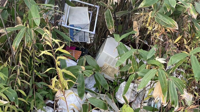 罰当たりな瞬間がカメラに 寺の敷地内に「大量のごみ」不法投棄 現場には不審な車と人影が…調味料が入った冷蔵庫に電子レンジやテレビなども捨てられる｜FNNプライムオンライン