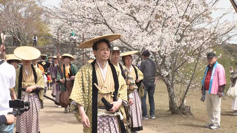 局アナが「瓦版屋」に…そのワケは？！桜の名所「岡城跡」に大名行列登場　大分｜FNNプライムオンライン