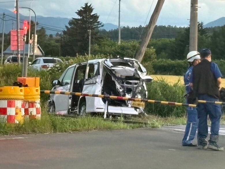 【速報】踏切で普通列車がワゴン車と衝突…ワゴン車に乗っていた5人がケガ…列車4本が運休＜北海道・JR富良野線＞｜FNNプライムオンライン