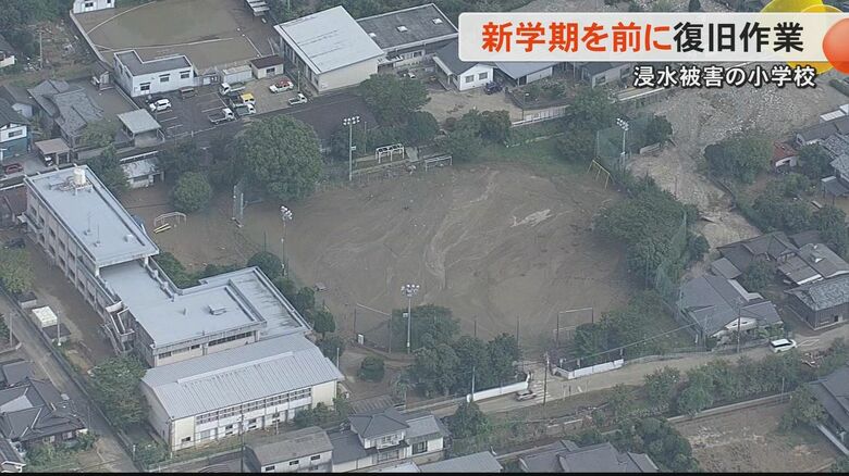 【記録的大雨】「自分の学校は自分で何とかしたい」浸水被害に遭った学校で清掃活動　ボランティアに加えて児童も頑張る｜FNNプライムオンライン