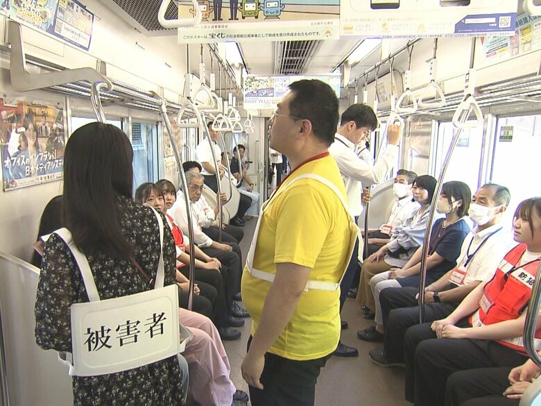 大学生もボランティアで参加…地下鉄の車内で痴漢を取り押さえる訓練 ボタンで車掌に発生を伝える手順など確認｜FNNプライムオンライン