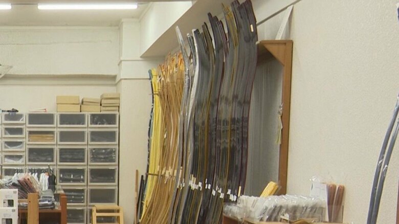 最近ではカーボン製の矢が人気…創業1903年の弓具店「翠山」　店舗の2階には弓道場も【愛知発】｜FNNプライムオンライン