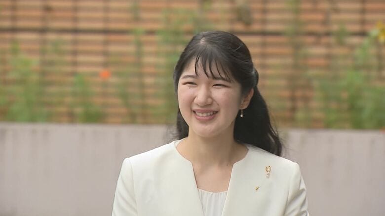 愛子さま　「白の装い」で中越地震の被災地を訪問　泳ぐ宝石“ニシキゴイ”にエサを与えられる場面も｜FNNプライムオンライン