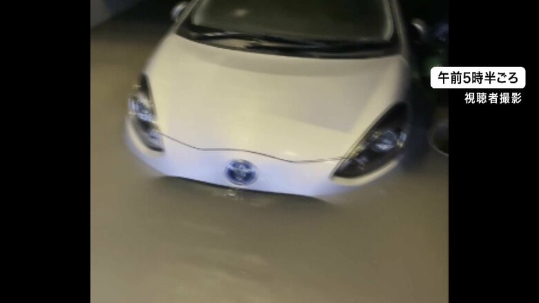「もう廃車や」京都市内で大量の水が漏れだし道路冠水　 “66年前敷設”上水道の水道管…老朽化により亀裂入ったか｜FNNプライムオンライン