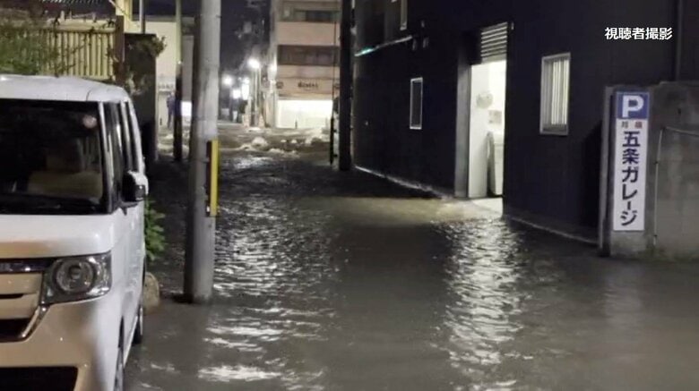 京都市で大量の水が漏れだし国道1号冠水「川のように流れていた」近隣で車が水没　警察が交通規制｜FNNプライムオンライン