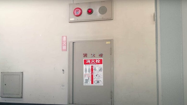 赤いランプが目印の「屋内消火栓」は誰が使ってもOKだった！火災時に焦らないための手順と“やってはいけないこと”｜FNNプライムオンライン