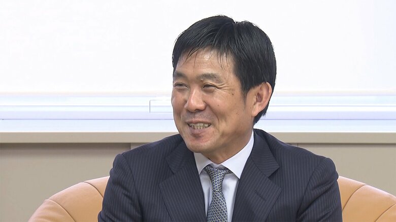 自身の幼い頃を振り返り、笑顔を見せる