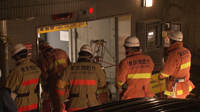 警視庁は、業務上過失致死の疑いで捜査を続けている。