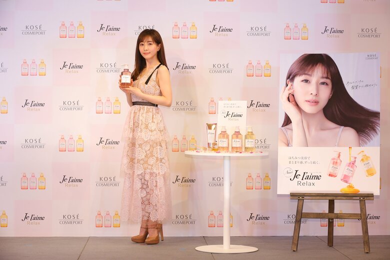 全身ショット レースから足元が透けて