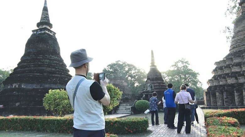 智子さんが当時訪れた世界遺産の遺跡群にて　娘が見たものと同じ風景をカメラに収める父・康明さん