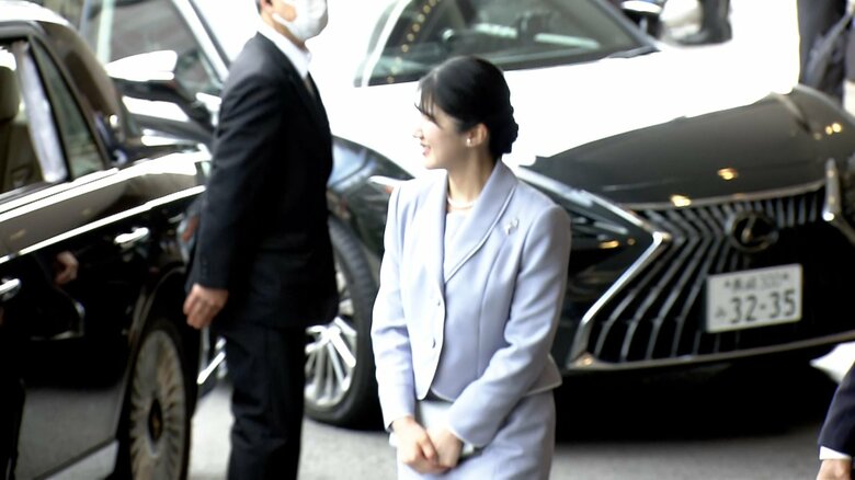 ホテルでは集まった人に手を振る場面も　9月12日