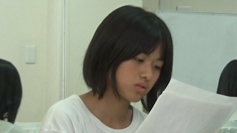 芝居のレッスンを受ける近藤さん（長崎市内）