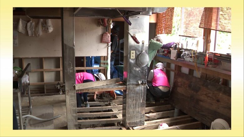 なか志ま旅館の食事どころの泥あげ作業の様子