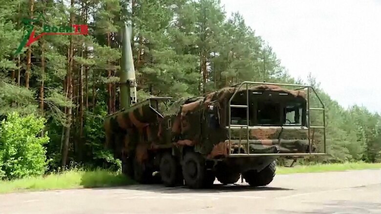 ベラルーシ軍の核・非核両用9M723短距離弾道ミサイルと移動発射機