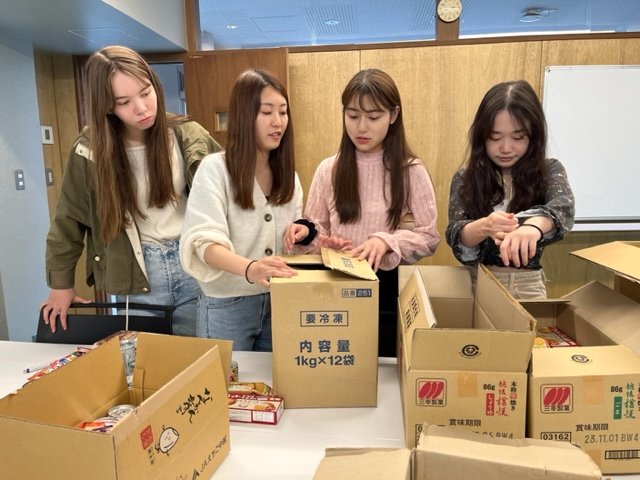 IRISでは食料の箱詰め作業を行っていた