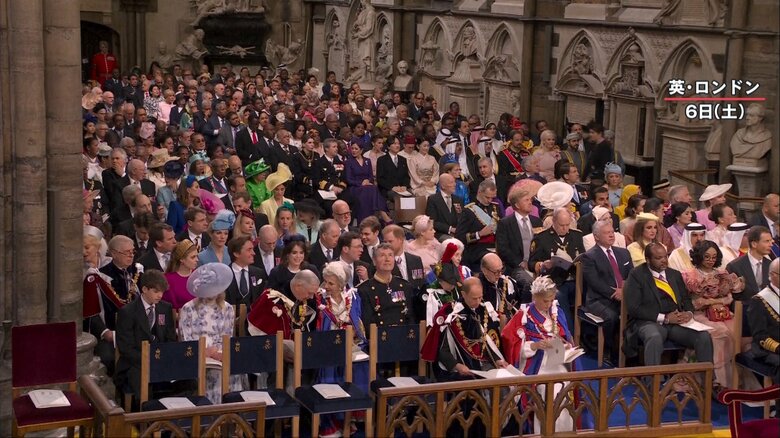 戴冠式に出席する秋篠宮ご夫妻（画面中央）