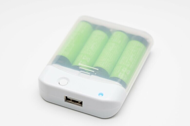 乾電池で充電できるバッテリーがあれば、停電にも備えやすい（画像はイメージ）