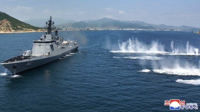 駆逐艦「姜健」の左舷側に一斉射撃（2026年7月）
