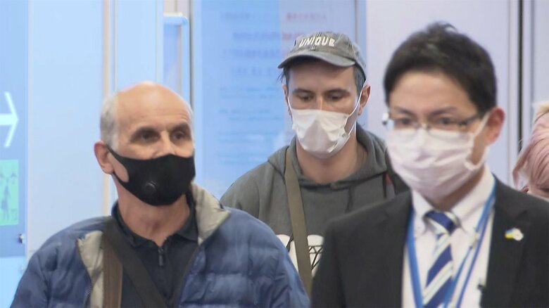 空港に到着したウクライナからの避難民