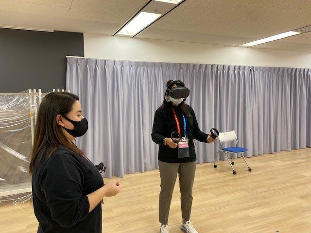 英語講師はVRヘッドセットをつけてアバターを操作
 
