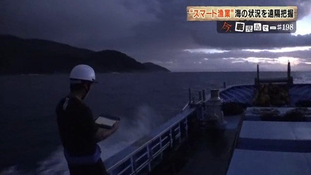 タブレットを手に漁に出る柳川さん
