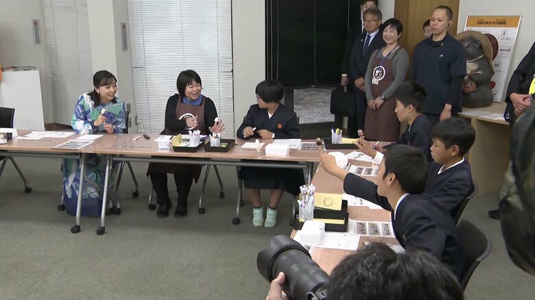 「陶芸の森」で子どもたちと交流される佳子さま