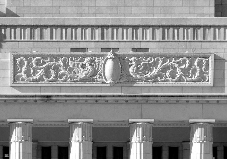 正面玄関の円柱の上に鳳凰の浮き彫り。大勢の石工が丹精込めて彫り上げた華麗な彫刻（『至高の近代建築』より）