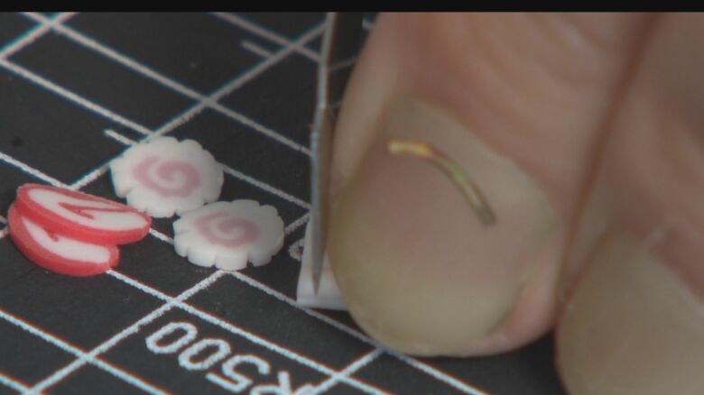 「なると」を刻む手元　こうした細かい作業の連続
