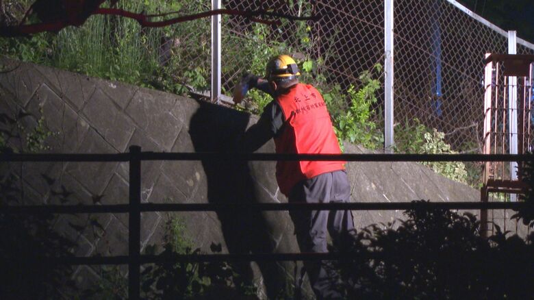 クマをおびき出すためフェンス外側にハチミツを塗る