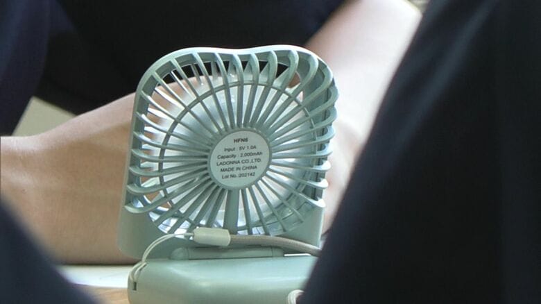 卓上扇風機などを使用して暑さ対策