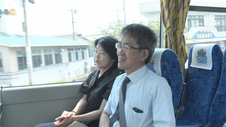 娘（山口和湖さん）の姿を見守る両親