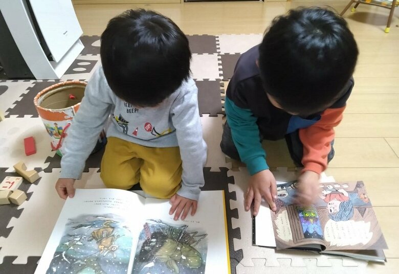 本を受け取った子供たちの様子