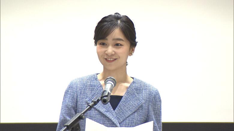 おことばを述べられる佳子さま