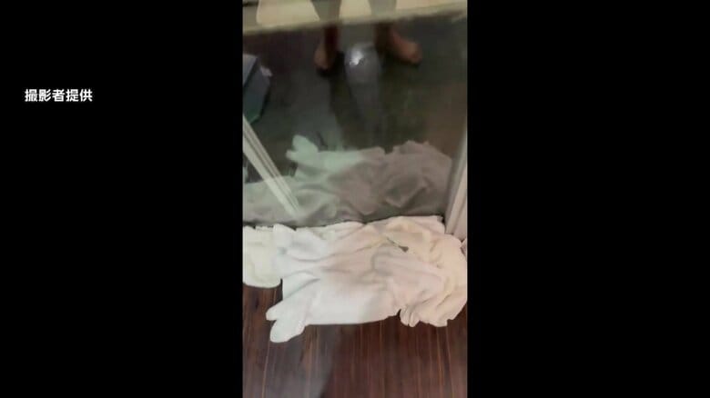 窓の下の隙間や床にタオルが置かれている様子