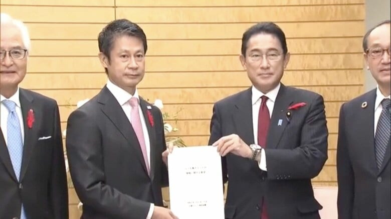 岸田総理へ使ってほしい県産品のリストを手渡す湯崎知事