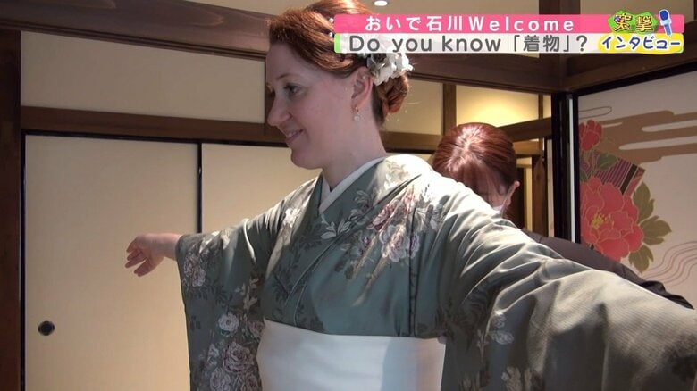 着付けをしてもらうエルサさん