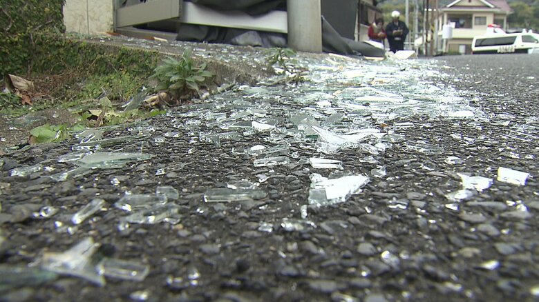 周辺は粉々になったガラスが散乱していた