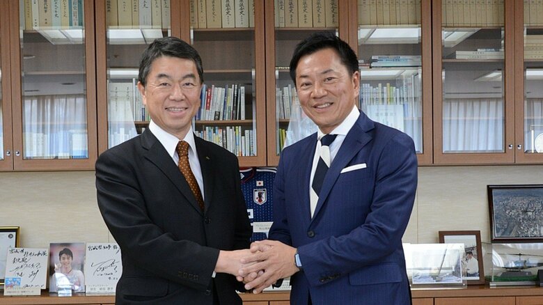 県議の公式HPより　村上智行氏（画面右）