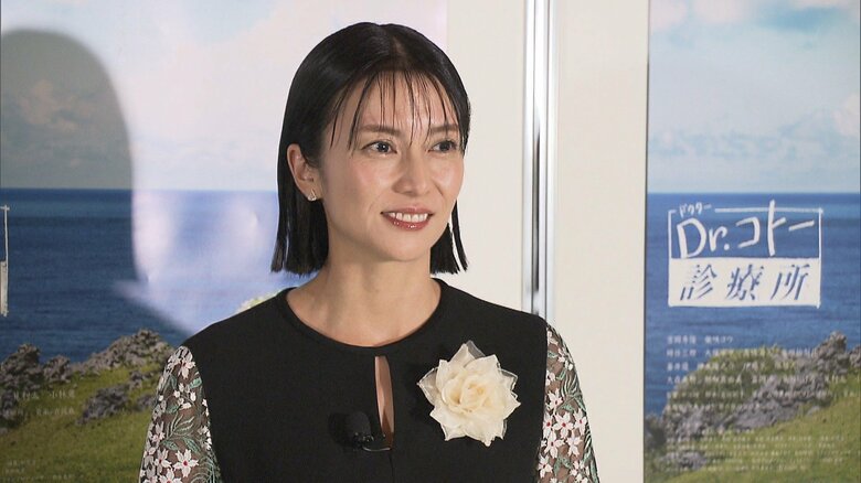 上映会後、取材に応じる柴咲コウさん