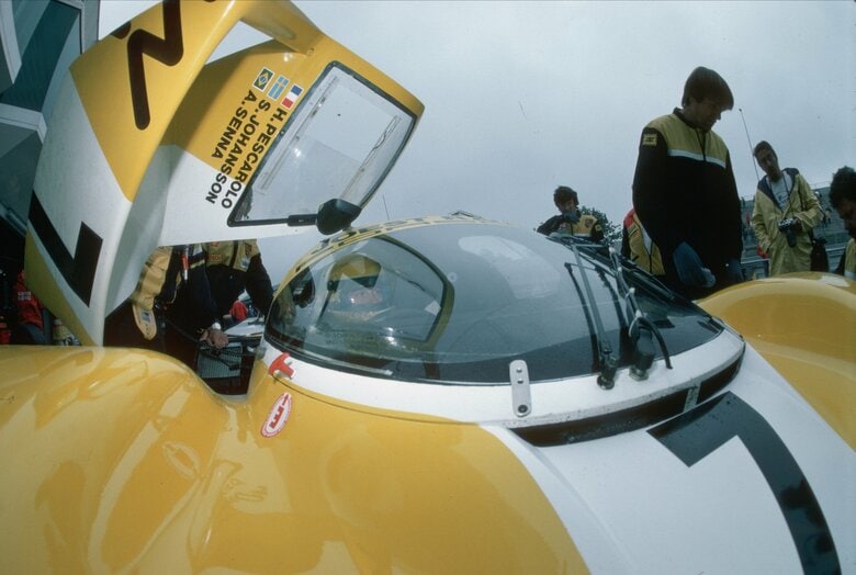 貴重な1枚 Cカーに乗るセナ